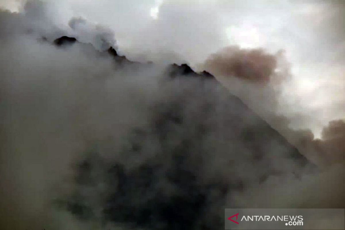 Gunung Merapi meluncurkan awan panas guguran 1,8 km