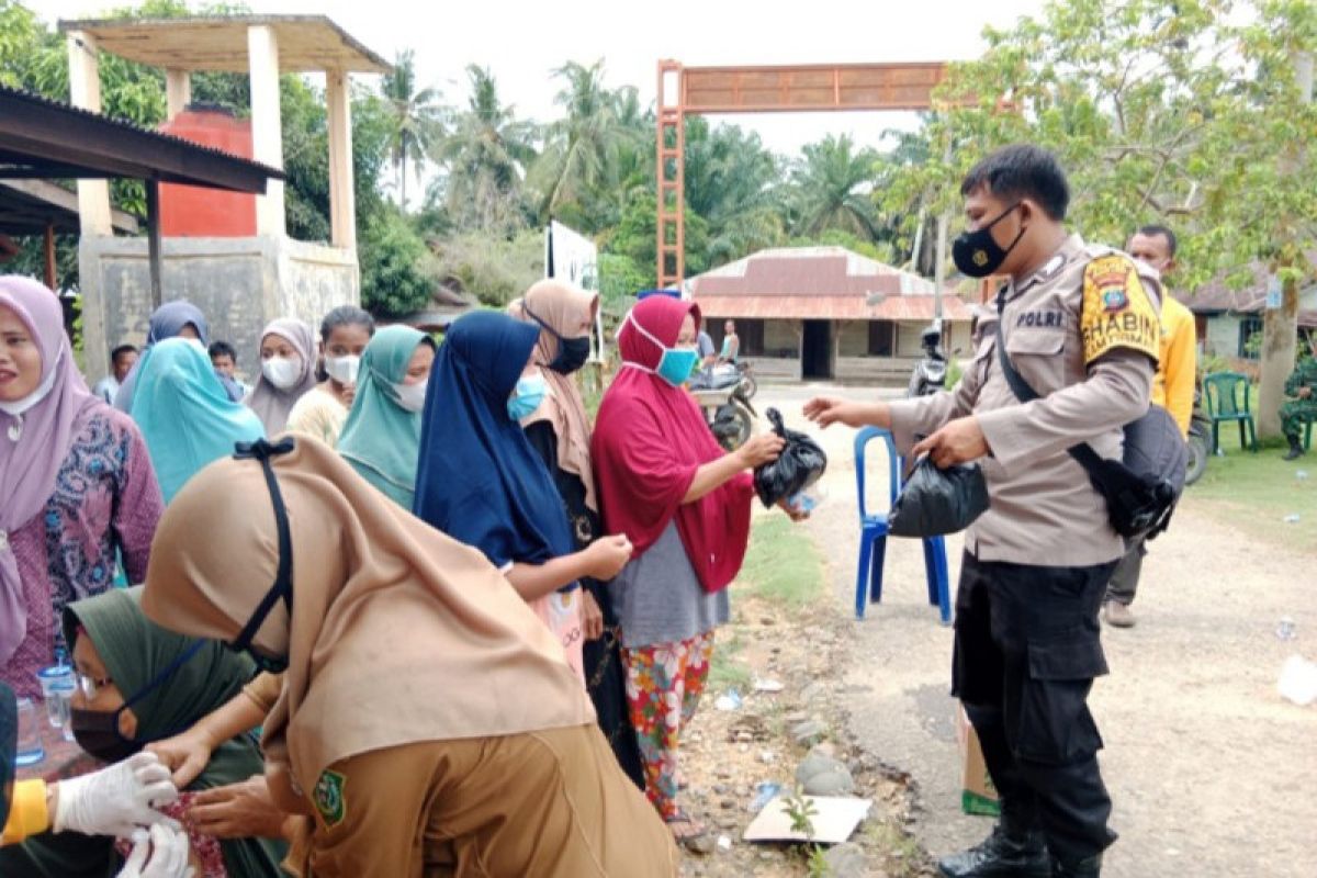 Polsek Barumun bagikan sembako kepada peserta vaksinasi di Desa Pagaran Mompang