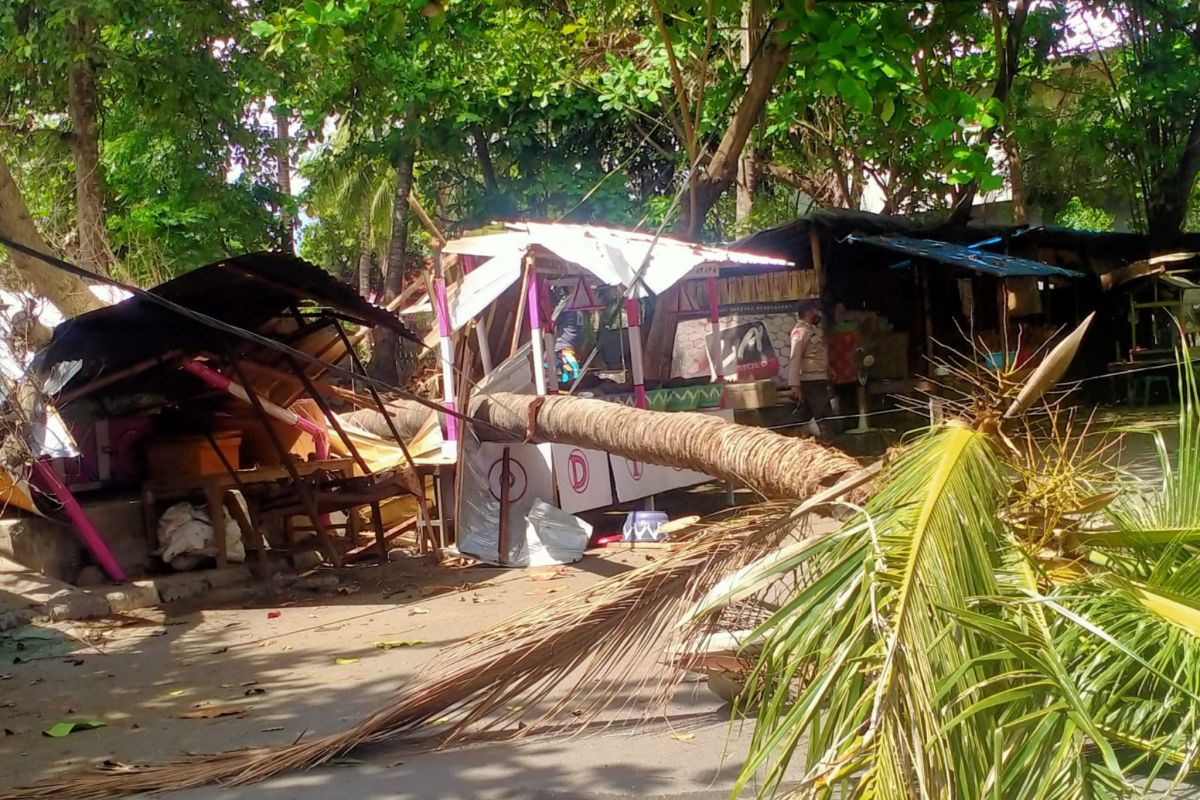 Satu kritis dan lapak pedagang ikan roboh, angin kencang landa Pantai Labuhan Haji