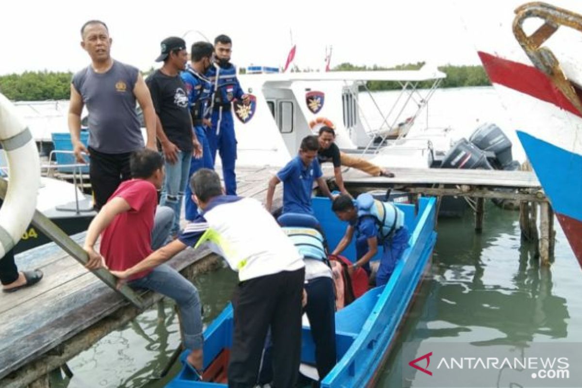 Tim gabungan evakuasi ABK KM Sabang yang terbakar di perairan Selat Nasik Belitung