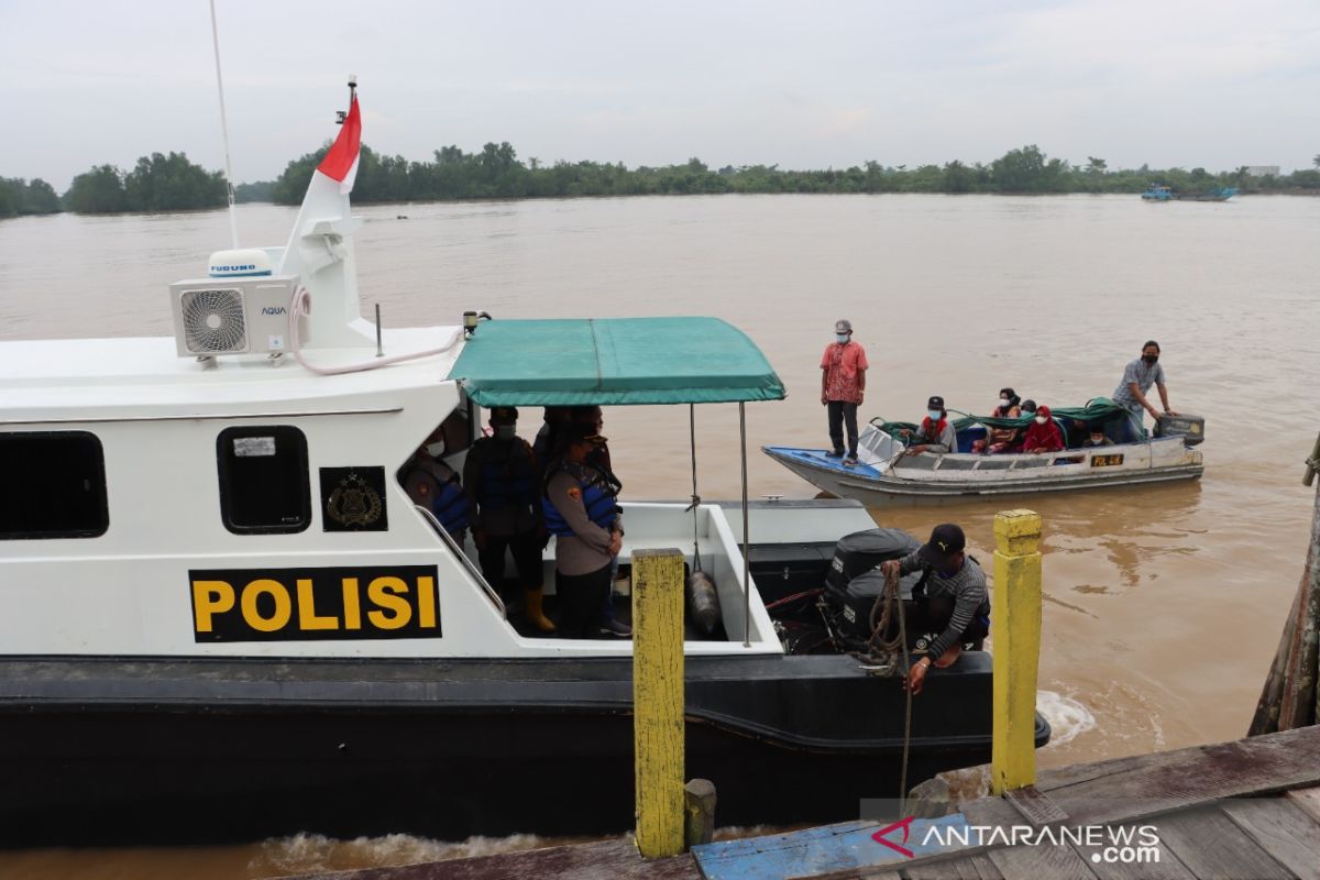 Polisi jemput warga pesisir Tanjabtim pakai kapal untuk ikut vaksinasi