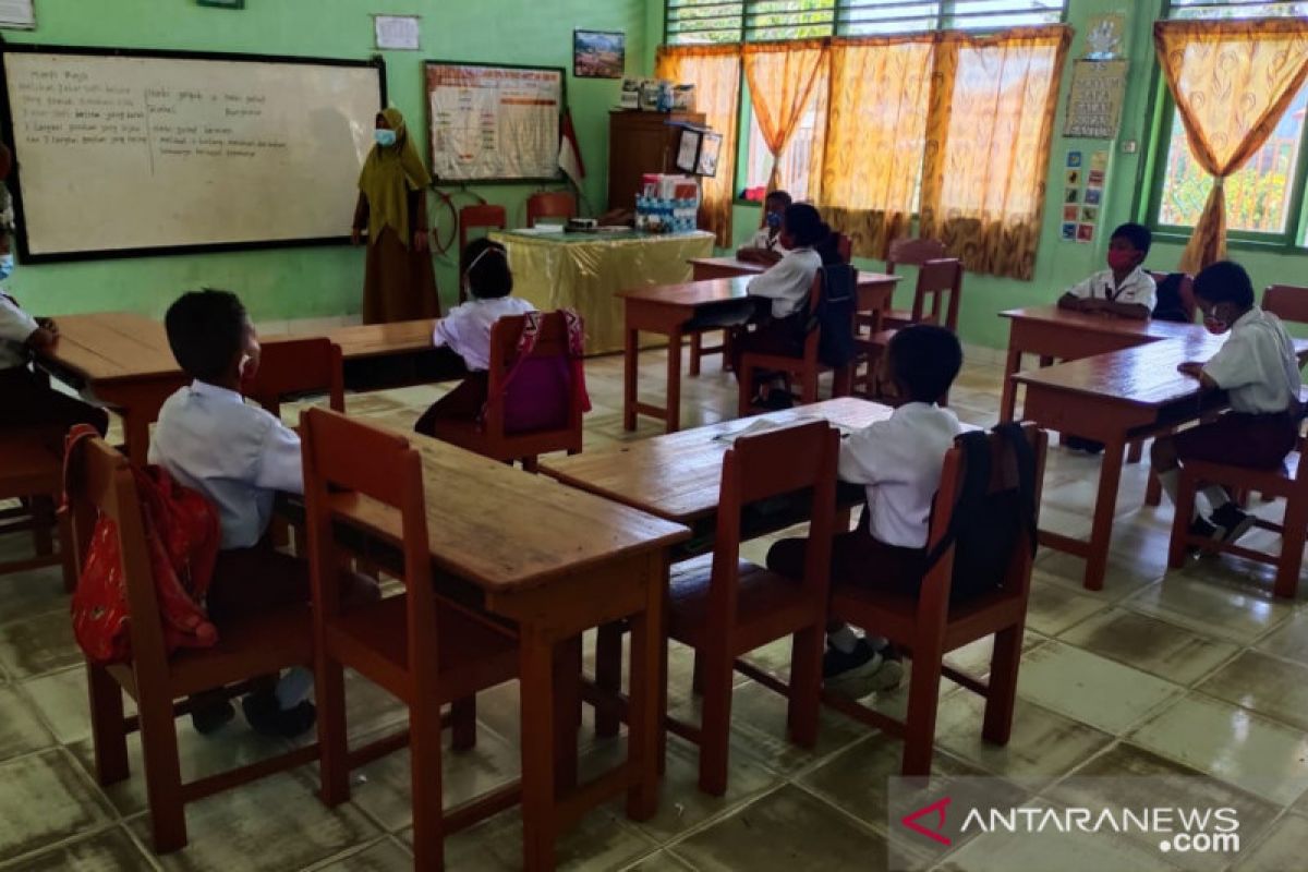 Dinonaktifkan, oknum guru SDN 50 Buton hukum siswa kunyah sampah