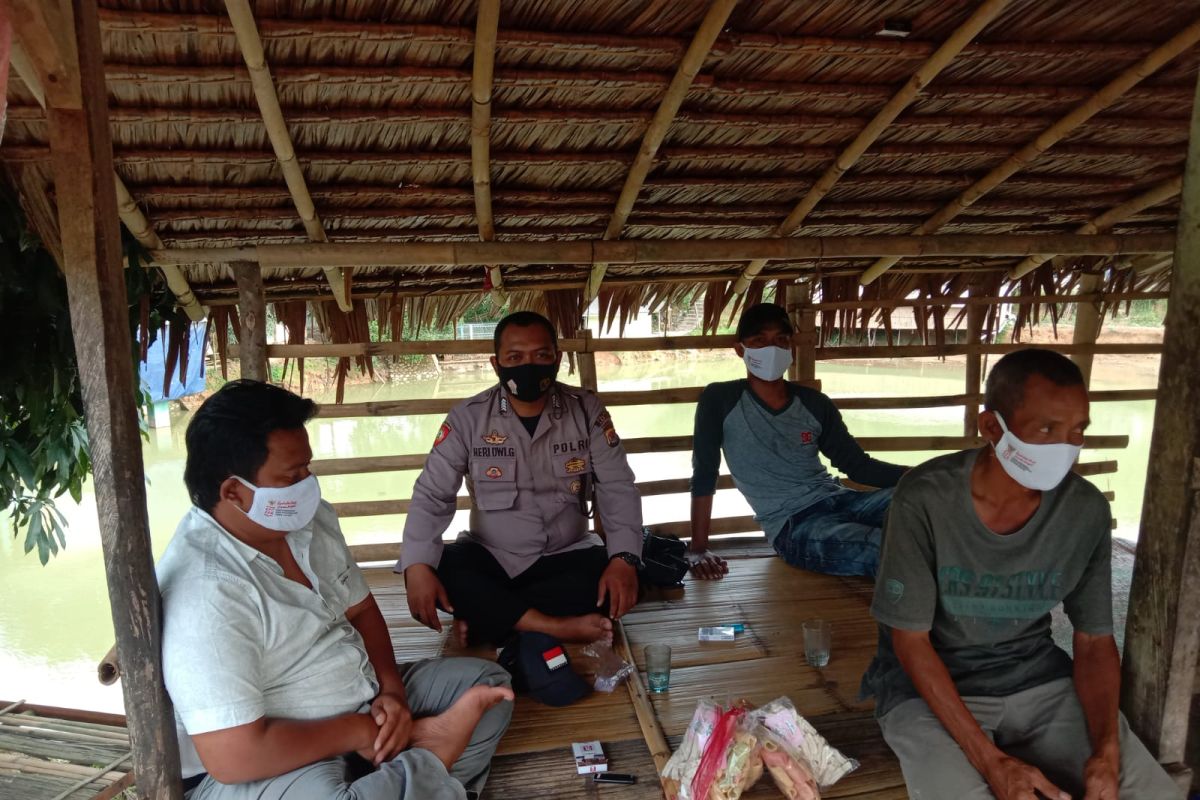 Polsek Muncang sambangi warga sosialisasi prokes dan bagikan masker