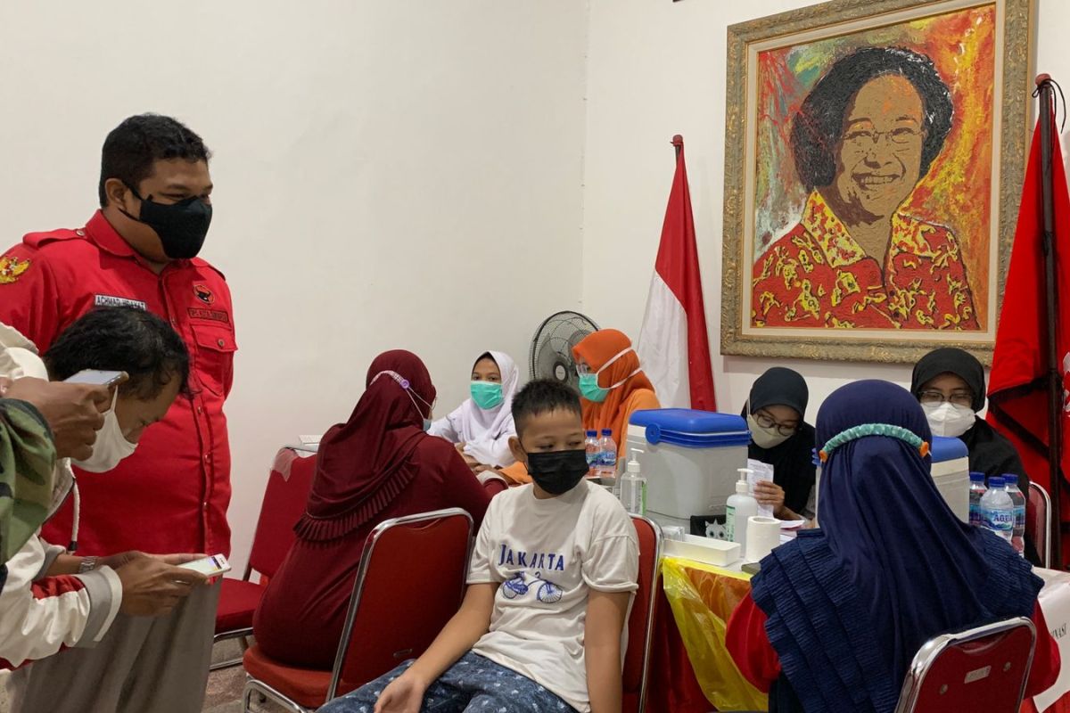 PDI Perjuangan Surabaya gelar vaksinasi massal usia 12 tahun ke atas