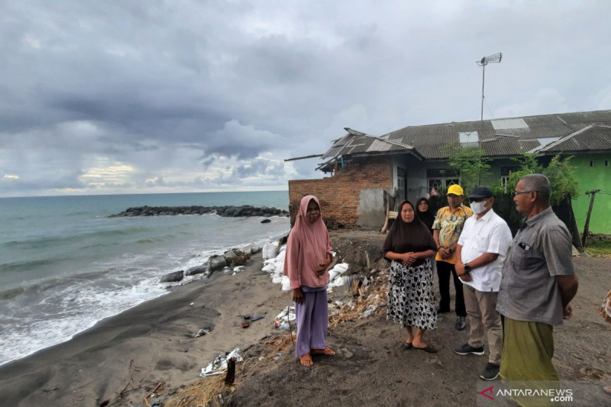 Rumah Nelayan Padang Pariaman rusak akibat abrasi pantai