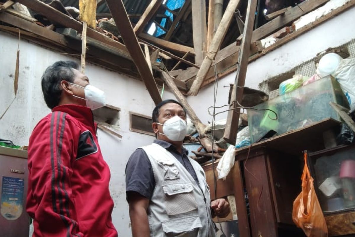 Pemkot Surabaya diminta renovasi rumah warga yang rusak terdampak cuaca ekstrem