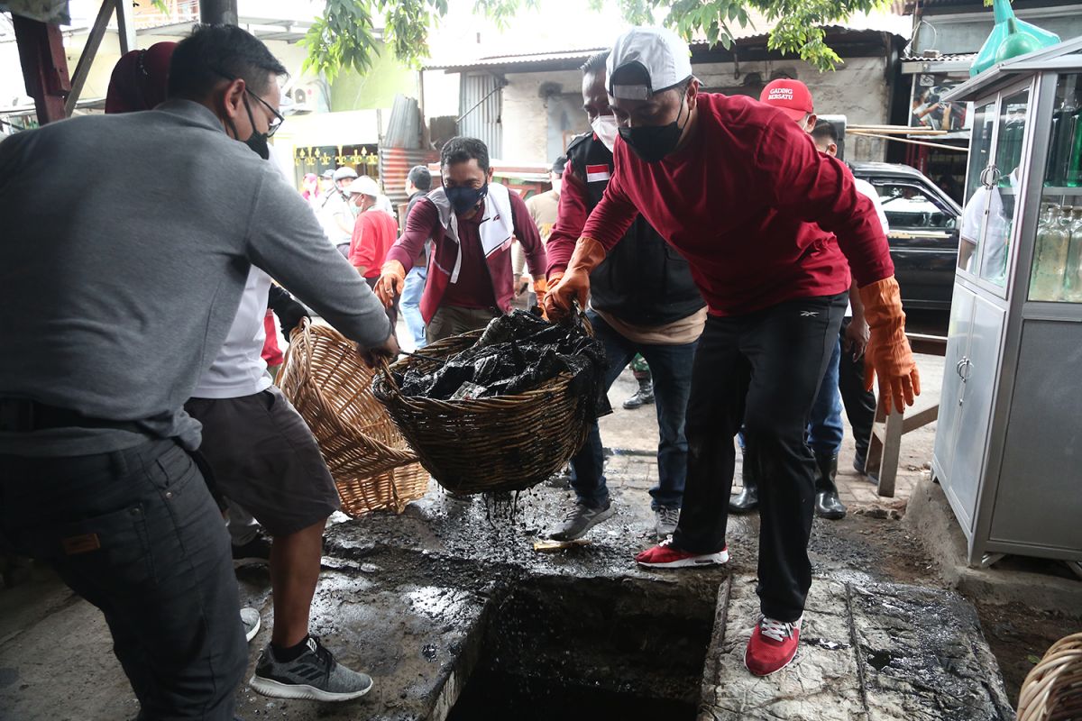 Wali Kota Eri pimpin normalisasi saluran di Jalan Sentro Kota Surabaya