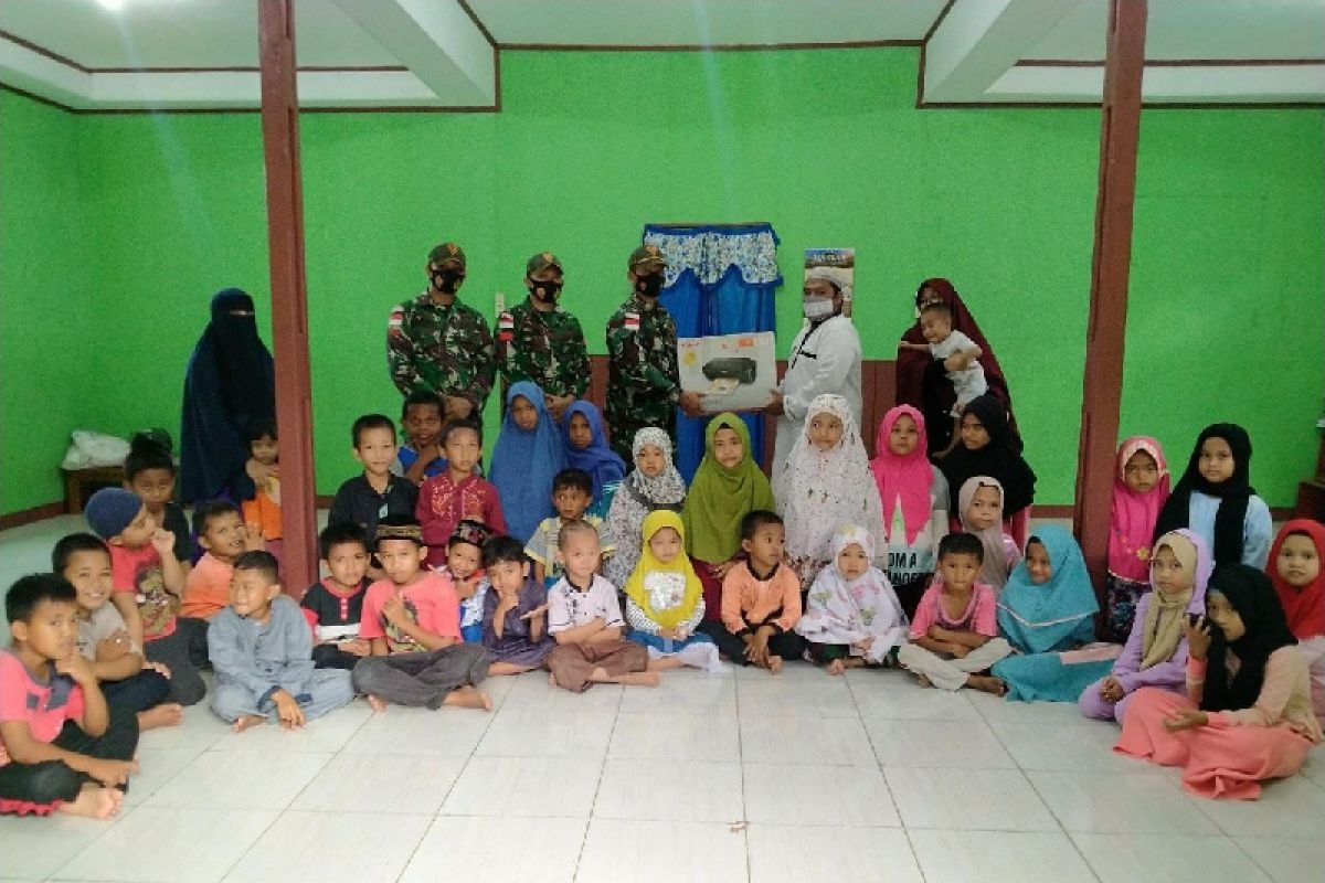 Satgas TNI Yonif 131 sumbang Al Quran dan printer yayasan tahfid Hidayatullah
