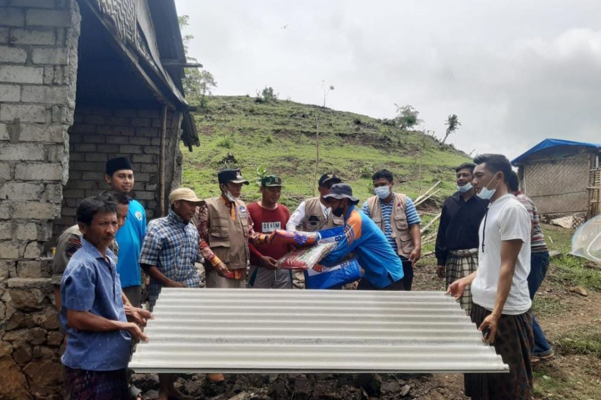 Puluhan rumah di Lombok Tengah rusak dihajar angin puting beliung