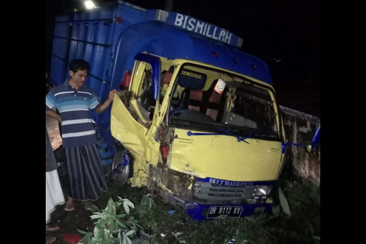 Sopir terjepit, mobil vs truk adu jangkrik di Jalan Raya Kopang Lombok Tengah