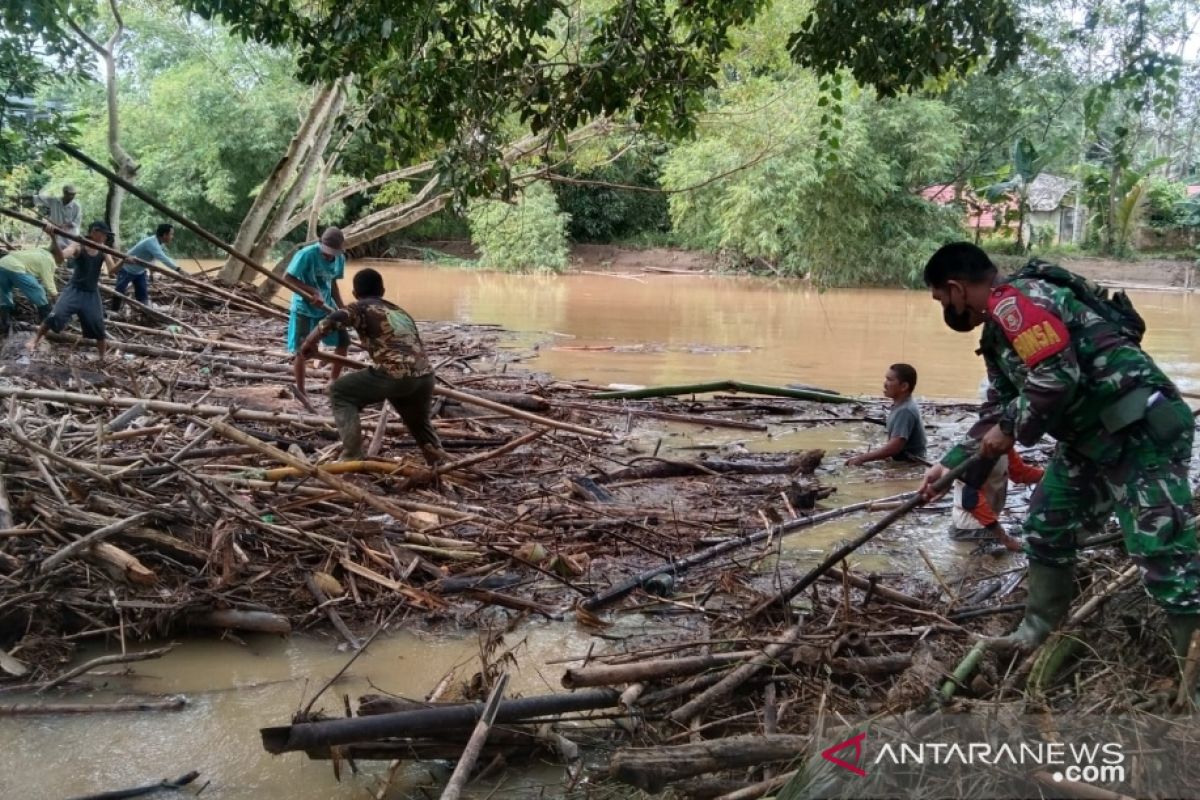 Warga HST mulai bersihkan sampah sisa banjir di sungai