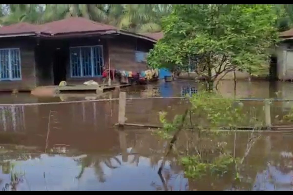 Dua pekan dilanda banjir, Prabowo siapkan pengungsian