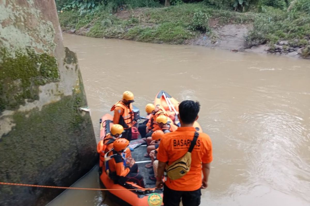 Tim SAR gelar pencarian terhadap bocah 10 tahun hanyut di sungai