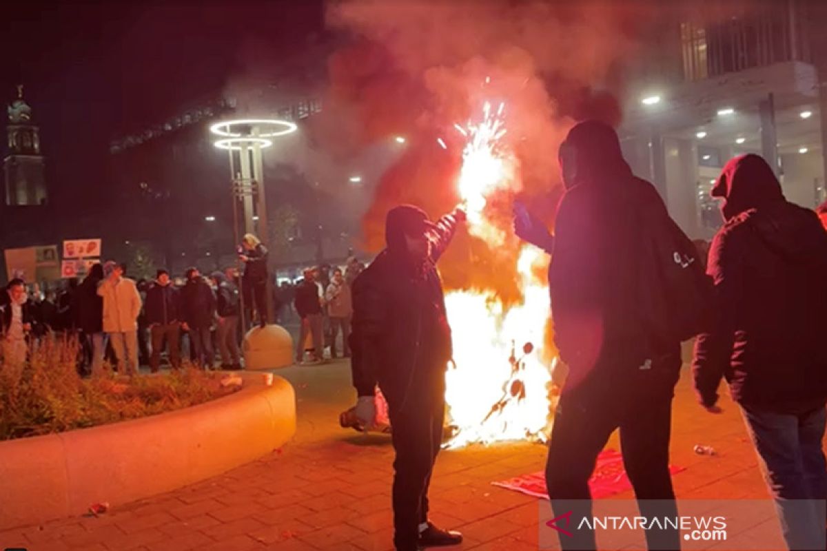 Kerusuhan terjadi di malam ketiga bentrok karena aturan COVID Belanda
