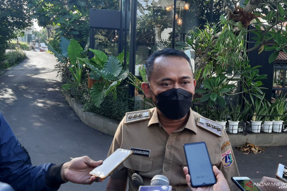 Kafe di atas saluran air di Mampang didirikan oleh penyewa