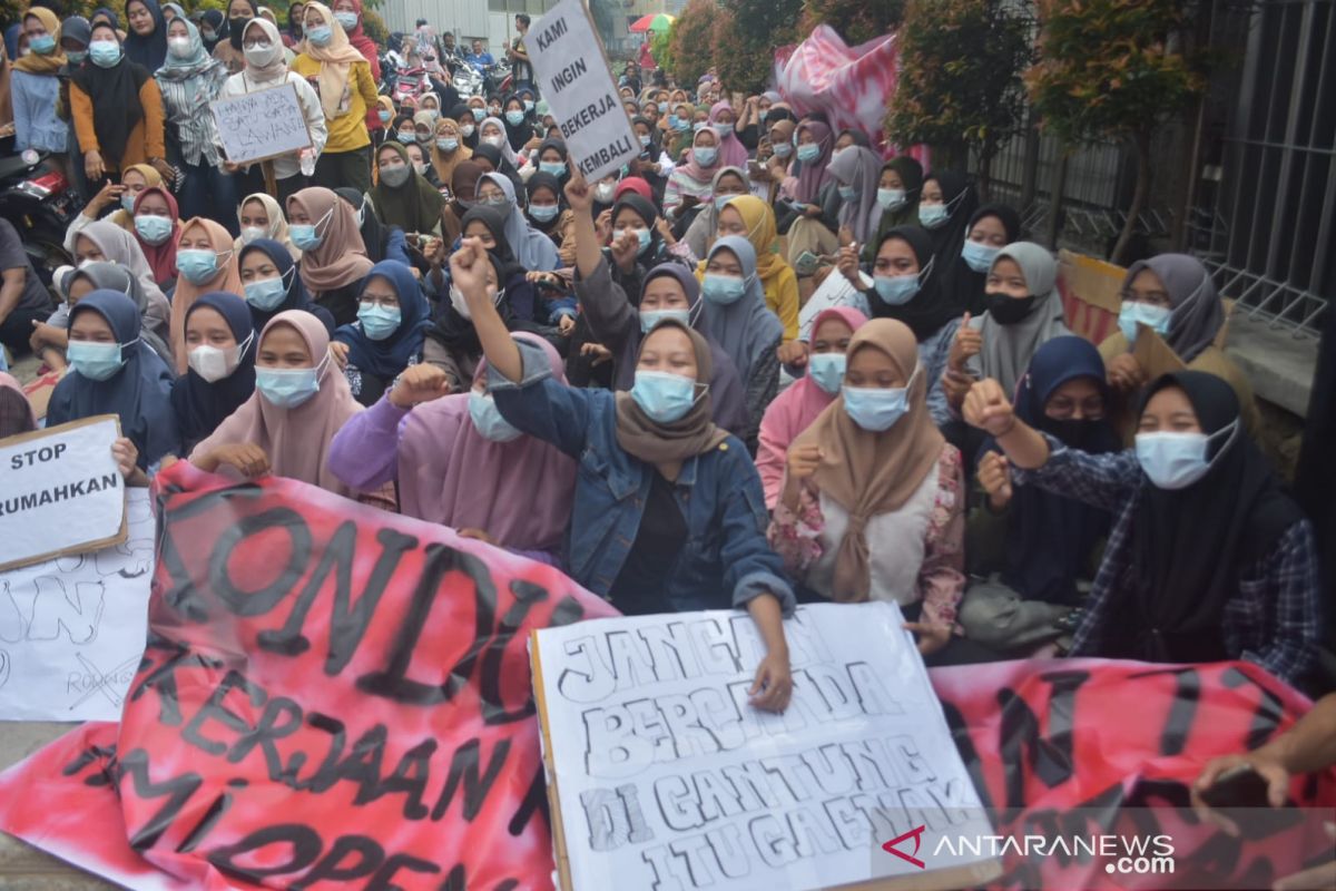 Ratusan buruh PT Sri Tita Medika Bekasi minta UMK naik tujuh persen