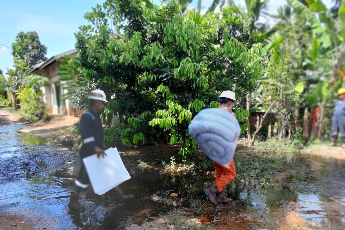 Pertamina Jambi bersihkan halaman rumah warga yang tergenang minyak mentah