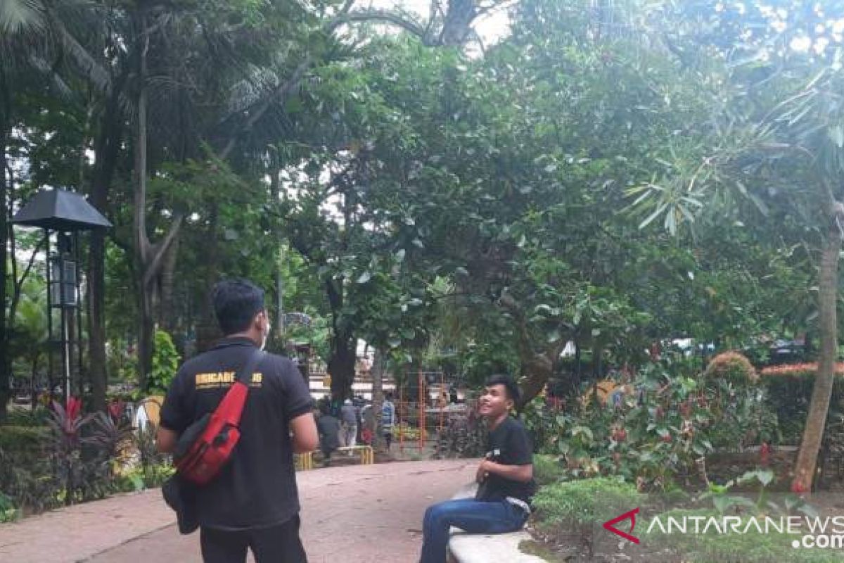 Petugas tegur warga yang langgar prokes di Taman Tematik