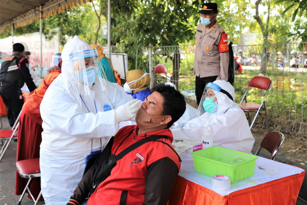 Pemkot Surabaya terapkan kebijakan 10 persen ASN dites usap cegah COVID-19