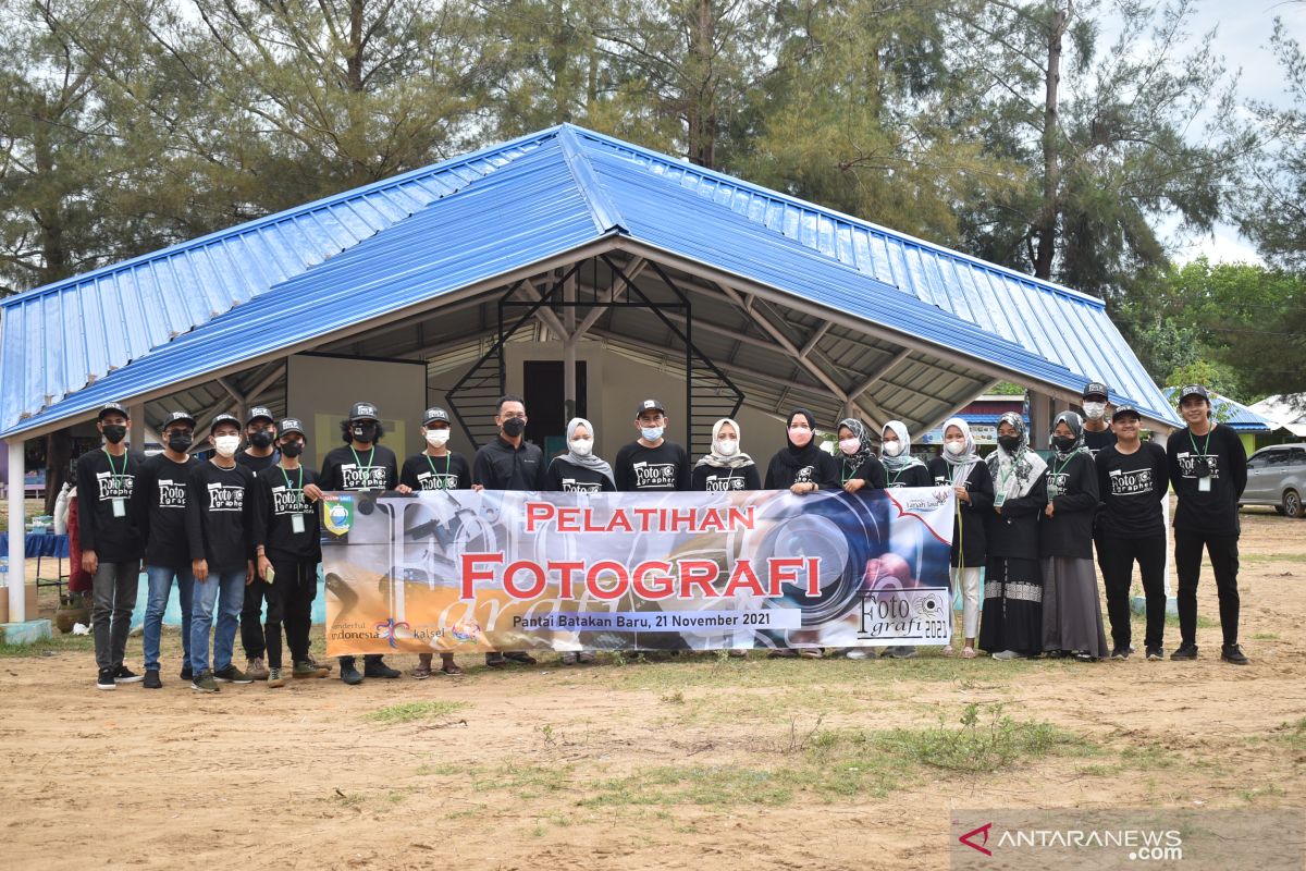 Dispar Tanah Laut latih fotografi para Pokdarwis dan pengelola wisata