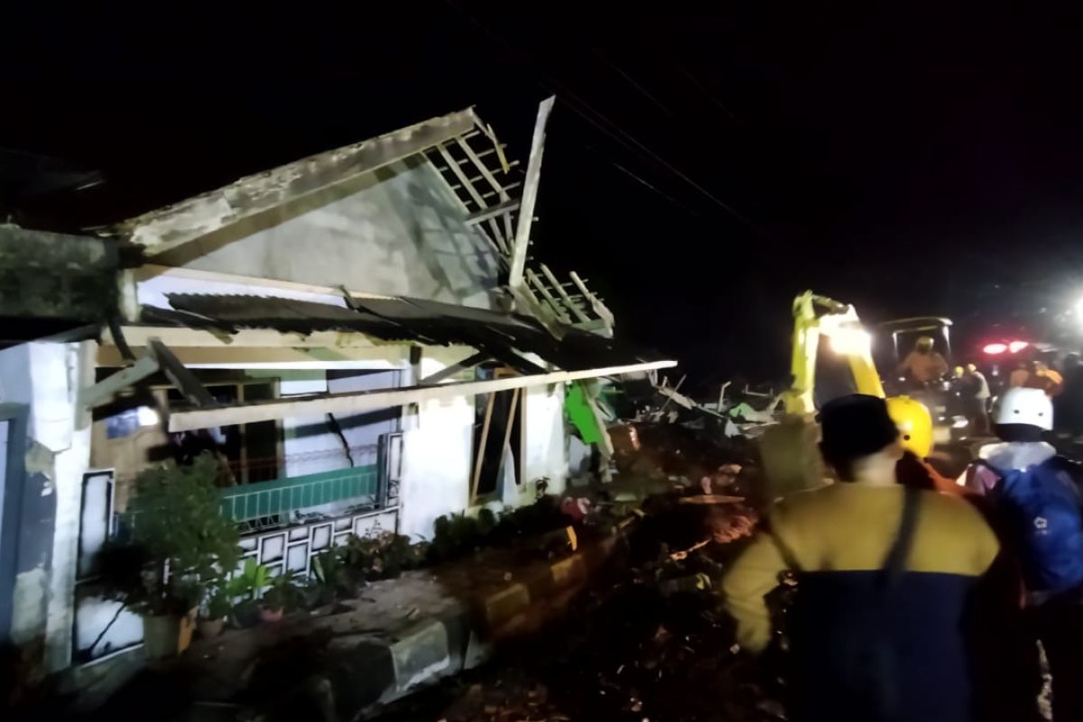 BPBD pantau lokasi tebing longsor di Pagentan Banjarnegara