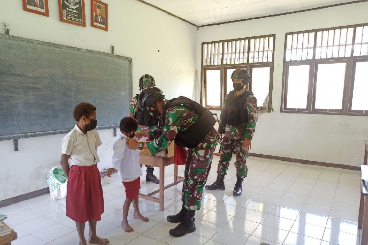 Satgas TNI Yonif 131 bagikan pakaian seragam anak di perbatasan