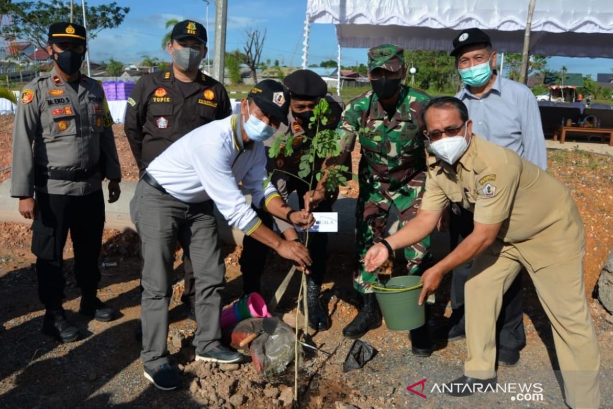 DLH Batola tanam pohon di taman jembatan Sungai Alalak