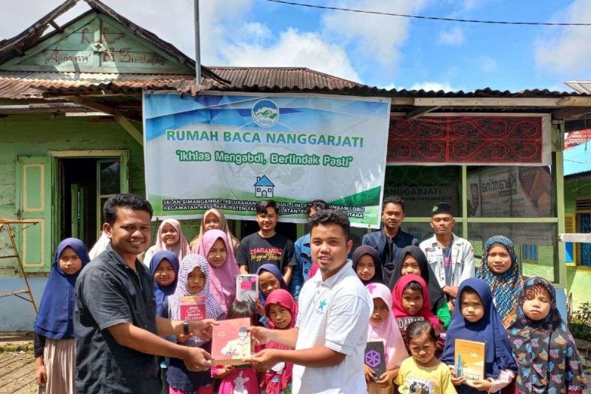 Rumah baca Nanggarjati Arse dapat buku bacaan dari PNNB Tapsel