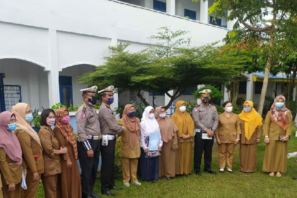 Juara Olimpiade Sains IPA, siswi SMPN 1 Limapuluh Batubara dapat hadiah