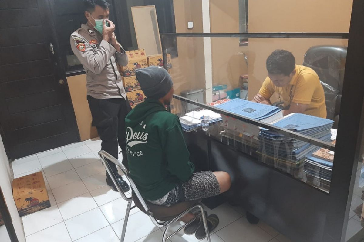 Tukang sate pemerkosa siswi disabilitas di Lombok Timur dibekuk di rumahnya