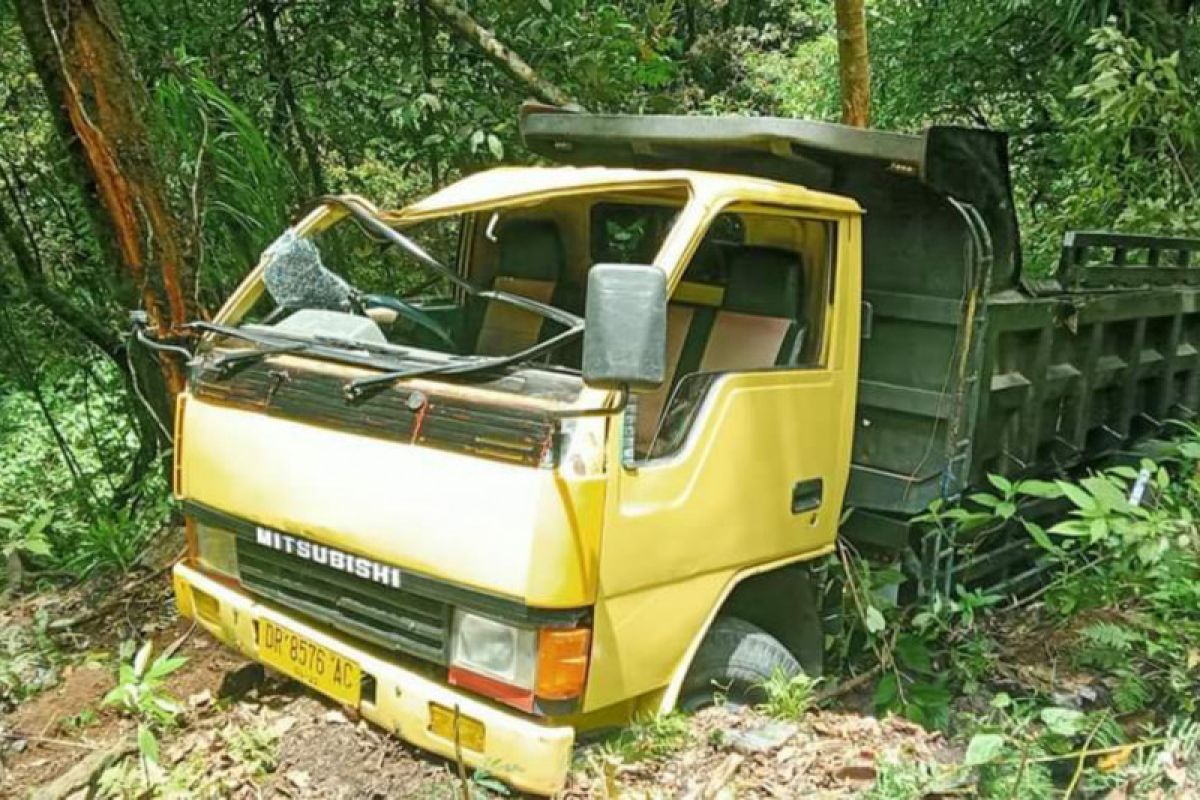 Sembilan orang patah tulang dan satu meninggal, truk terguling di Pusuk Sembalun