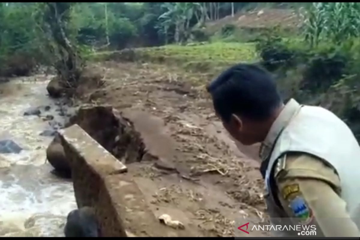 Banjir bandang di Darajat rusak tanggul sungai dan lahan pertanian