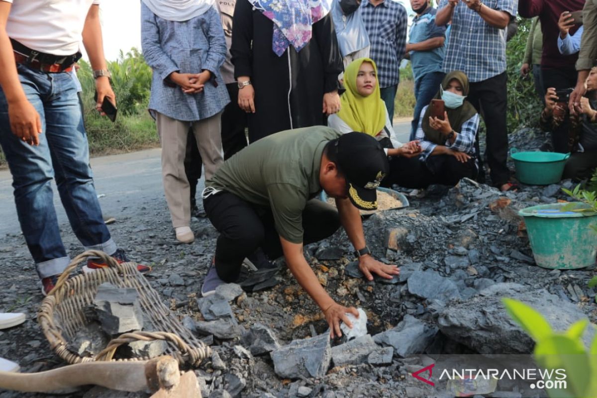 Bupati Sambas meletakkan batu pertama jembatan ke-11 tanpa anggaran negara