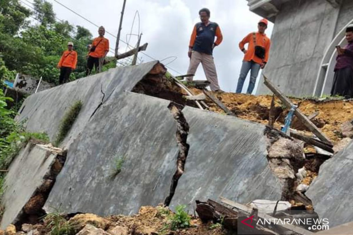 BPBD Pamekasan pantau khusus di daerah rawan longsor