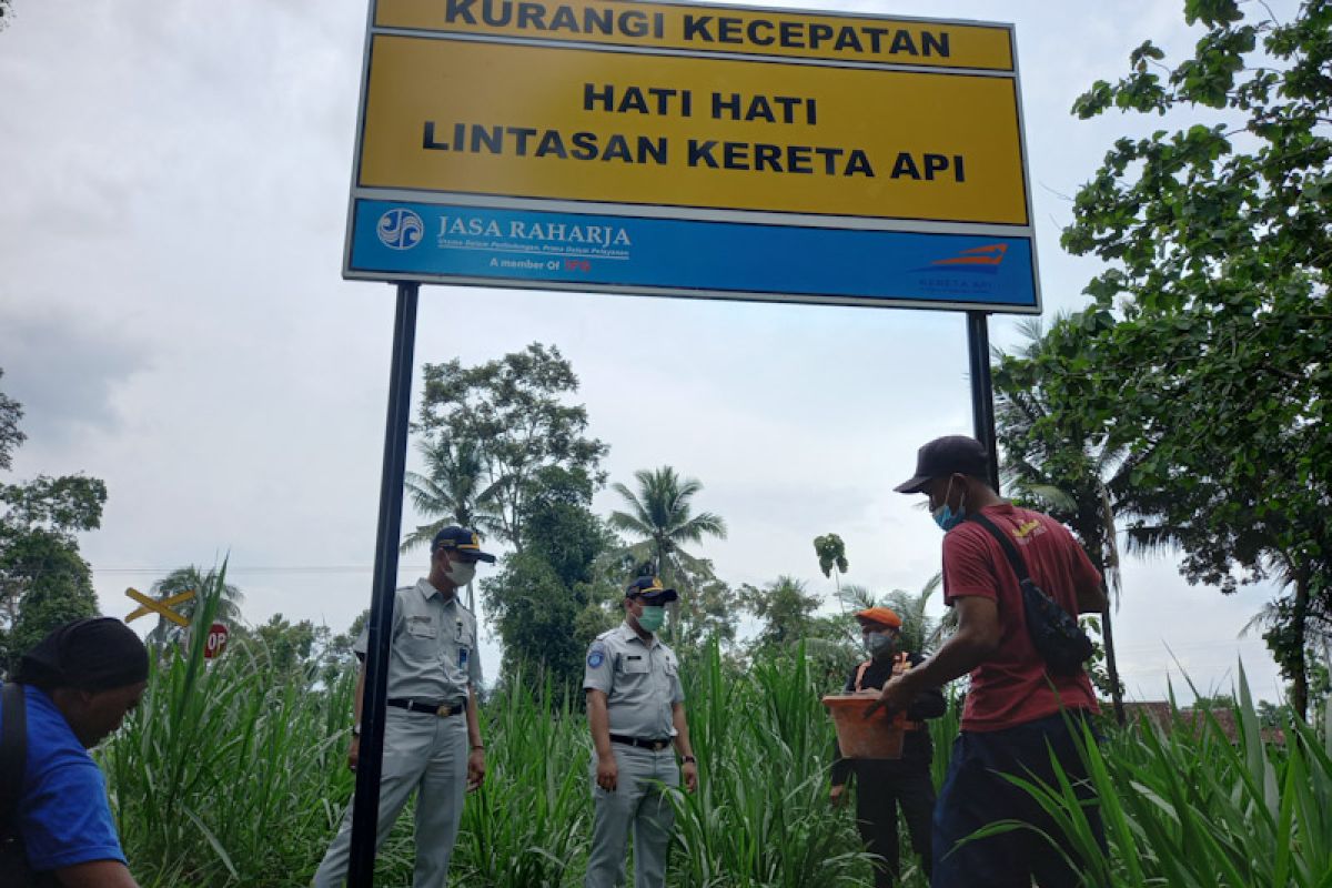 Jasa Raharja Lampung dan KAI pasang rambu di perlintasan kereta api rawan kecelakaan