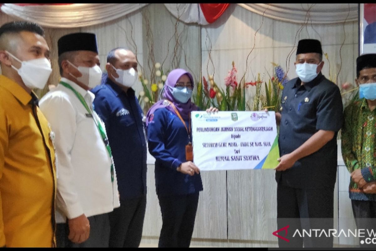 Disaksikan Bupati, RS Syafira beri perlindungan sosial guru madrasah se-Siak