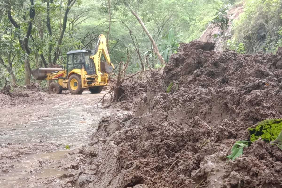 BPBD Tulungagung kerahkan alat berat bersihkan material longsor tutup jalan