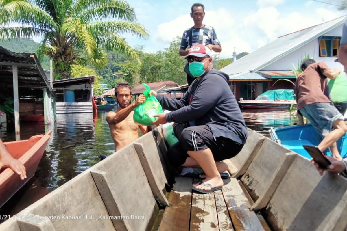 Perusahaan sawit bagikan sembako untuk korban banjir di Danau Sentarum