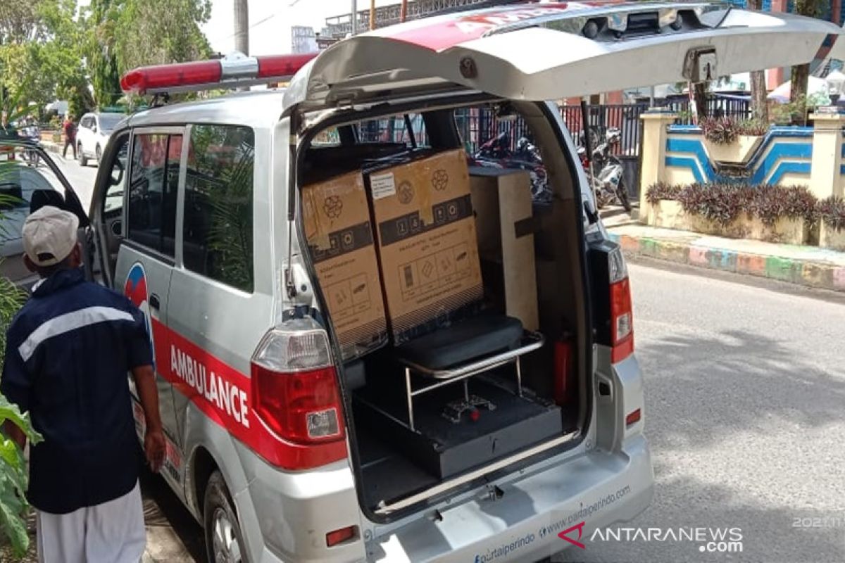 Anggota DPRD Kotabaru bagikan mobil ambulance