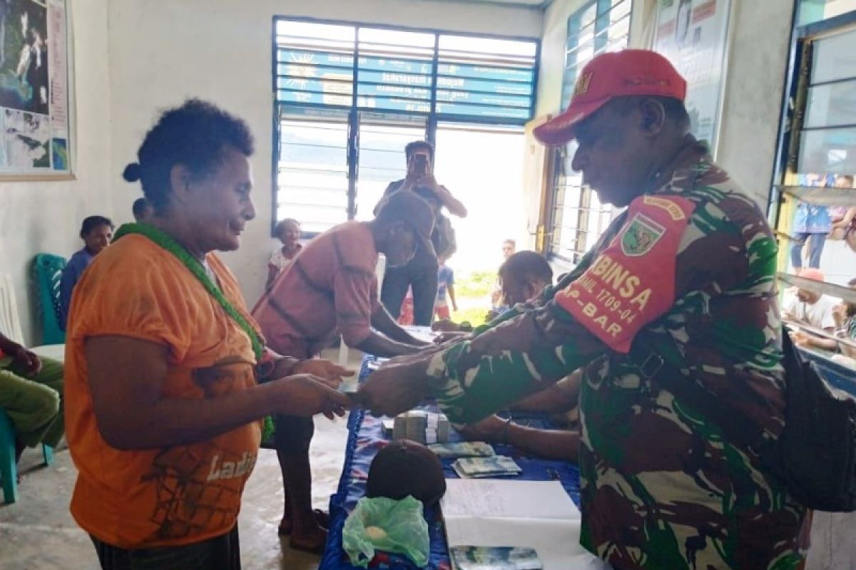 TNI dampingi penyaluran BLT Dana Desa warga Rembai di Yapen Papua