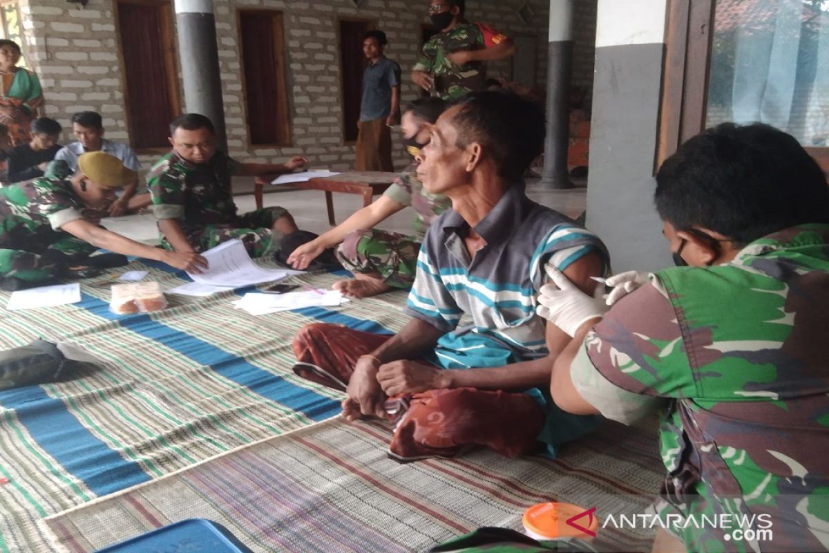 Vaksinasi dari pintu ke pintu TNI-Polri di Pamekasan menyasar lansia