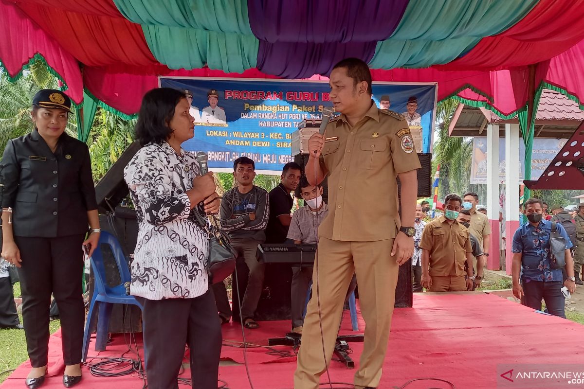 Terkendala biaya skripsi anaknya, guru honor Tapteng curhat ke Bupati dan langsung dibantu Rp10 juta