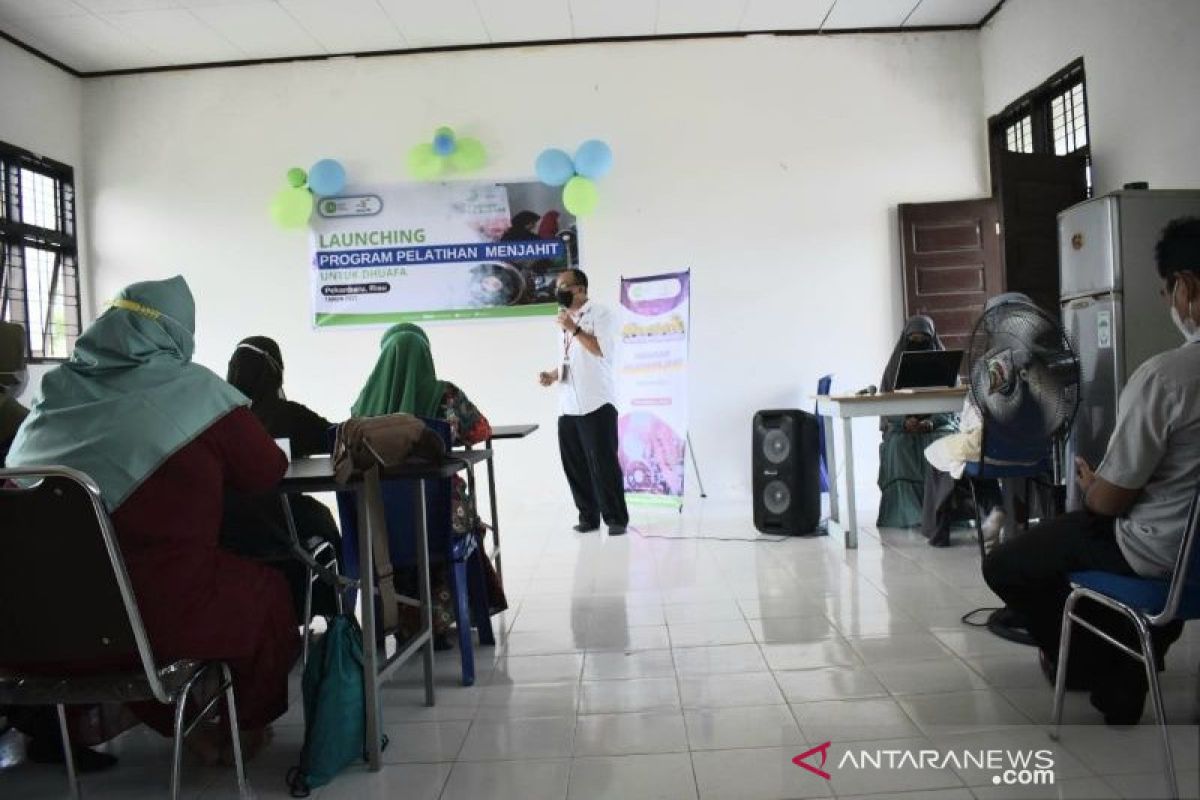 Perempuan milenial Pekanbaru dilatih trampil menjahit oleh IZI Riau-Laznas Pertamina Hulu Rokan