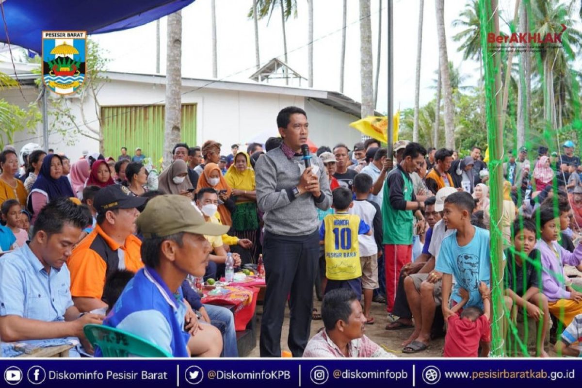 Kepala BPKAD Pesisir Barat tutup turnamen bola voli "Peradah Cup"