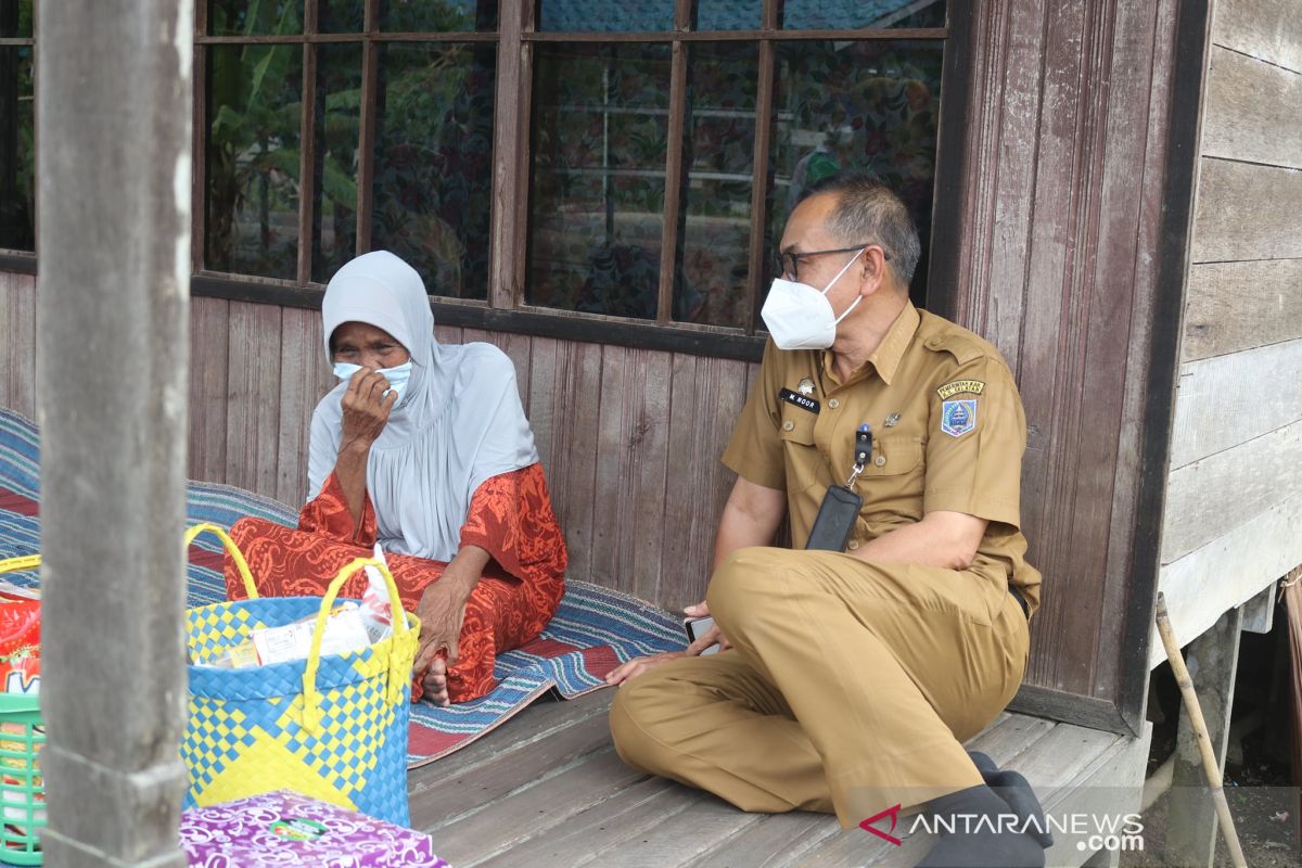 Sekda HSS kunjungi lansia asuh 