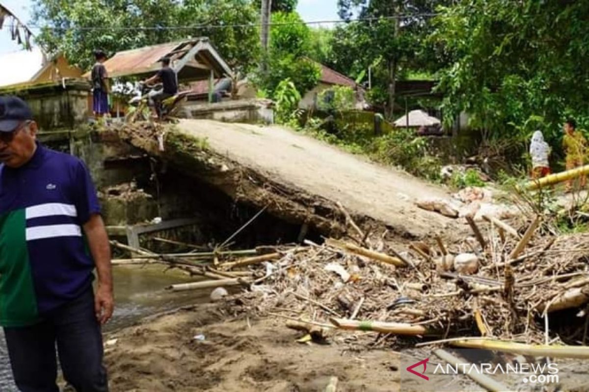 Dinas PUPR NTB membangun jembatan darurat dampak banjir Sekotong