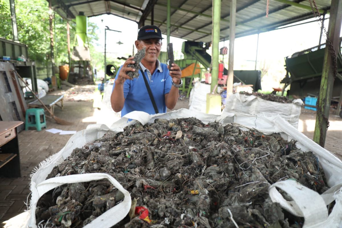 Bupati Sidoarjo dorong olah sampah jadi briket di TPST Banjarbendo