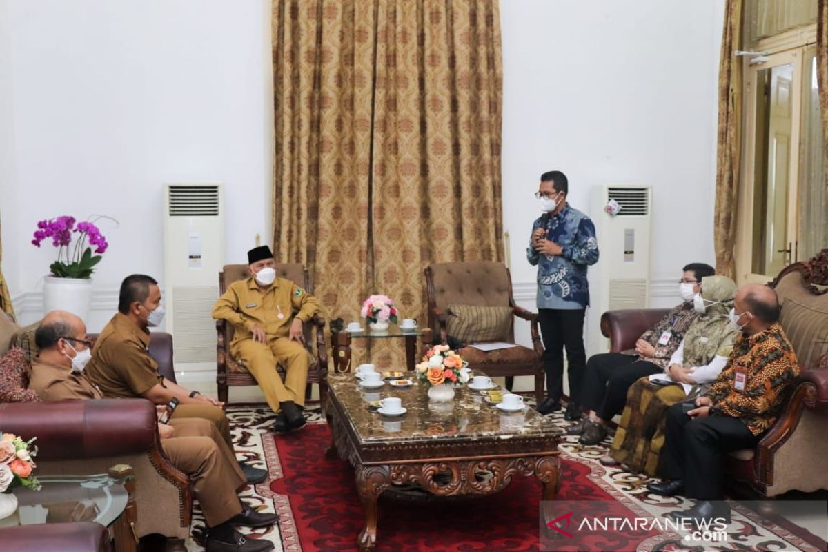 Industry Ministry donates 1,200 oxygen cylinders to West Sumatra