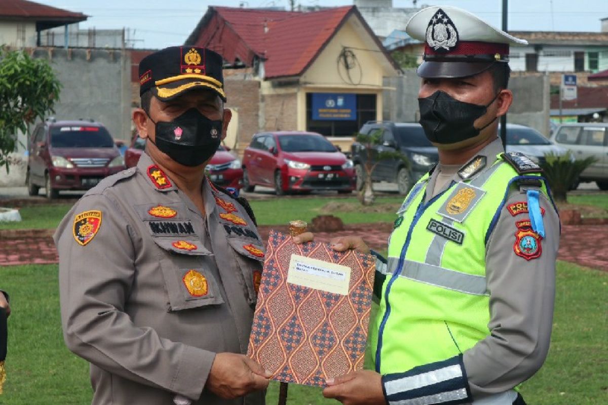 Ajak keliling Ibu hamil di Batubara naik mobil patwal, Bripka Prengky terima penghargaan