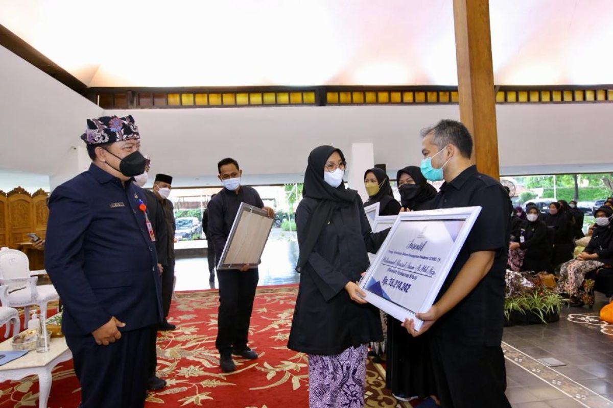 Pemkab Banyuwangi kembali serahkan insentif tenaga kesehatan penanganan COVID-19